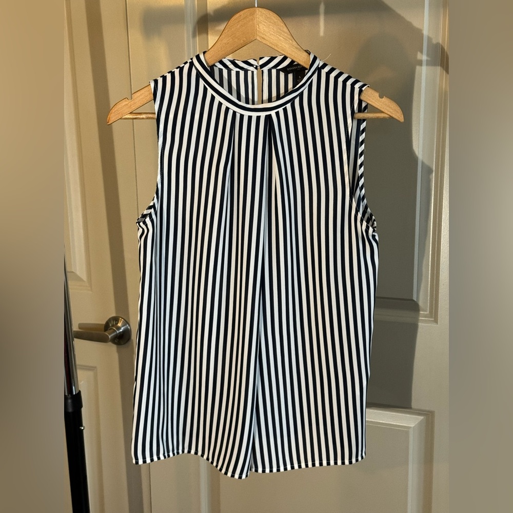 #summer Banana Republic Sleeveless Navy &White Shell